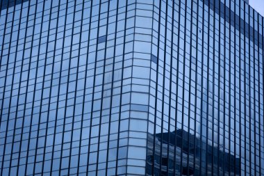 İş bölgesindeki modern binanın içeri ışık girmesi için cam pencereleri var. Sıcaklık koruması