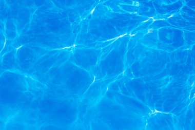 Işık yüzme havuzundaki suda maviyi yansıtıyor. Taze ve canlı görünüyor. Duvar kağıdı arka planı olarak kullanılabilir.