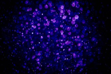 Mor menekşe ve mavi noktalı bulanık fotoğraf. Parlak, parlak bir görünüş. Duvar kağıdı olarak kullanılabilecek kadar lüks.