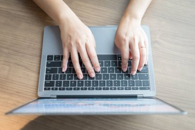 Ev bilgisayarında çalışırken müşterilerle sohbet yazarken ev ofisinde internet üzerinden iletişim kurmak, evden uzaktan öğrenme işi kavramı