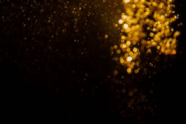 Görünür altın noktalı bulanık fotoğraf ışıl ışıl parlıyor. Lüks ve zevki gösteren bir duvar kağıdı olarak kullanılabilecek kadar lüks görünüyor..