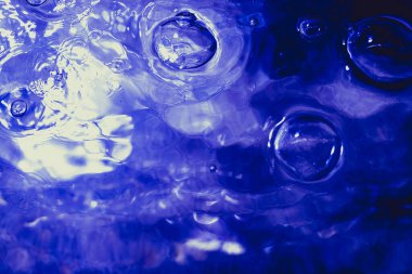 Su kabarcıkları havuzun arka planında soyut bokeh ışığı oluşturur. Havuzun arka planında soyut bokeh ışığı.