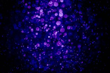 Mor menekşe ve mavi noktalı bulanık fotoğraf. Parlak, parlak bir görünüş. Duvar kağıdı olarak kullanılabilecek kadar lüks.