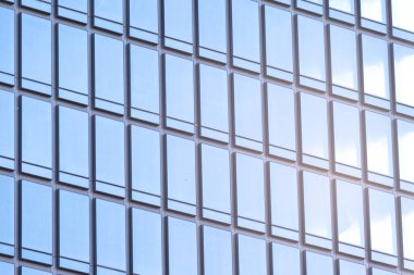 İş bölgesindeki modern binanın içeri ışık girmesi için cam pencereleri var. Isı koruması, güç tüketimini azaltma