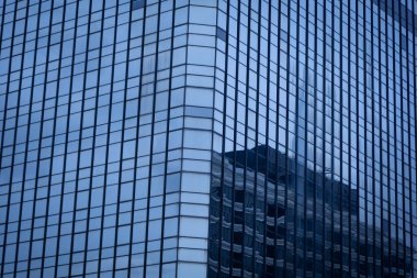 İş bölgesindeki modern binanın içeri ışık girmesi için cam pencereleri var. Sıcaklık koruması