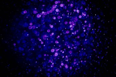 Mor menekşe ve mavi noktalı bulanık fotoğraf. Parlak, parlak bir görünüş. Duvar kağıdı olarak kullanılabilecek kadar lüks.