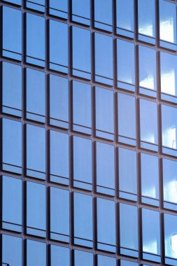 İş bölgesindeki modern binanın içeri ışık girmesi için cam pencereleri var. Isı koruması, güç tüketimini azaltma