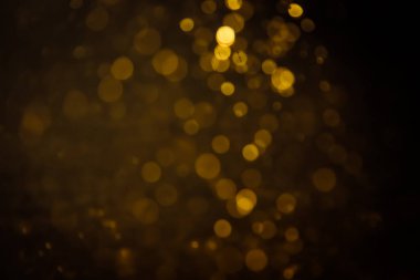 Görünür altın noktalı bulanık fotoğraf ışıl ışıl parlıyor. Lüks ve zevki gösteren bir duvar kağıdı olarak kullanılabilecek kadar lüks görünüyor..