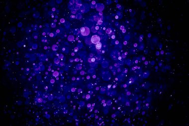 Mor menekşe ve mavi noktalı bulanık fotoğraf. Parlak, parlak bir görünüş. Duvar kağıdı olarak kullanılabilecek kadar lüks.