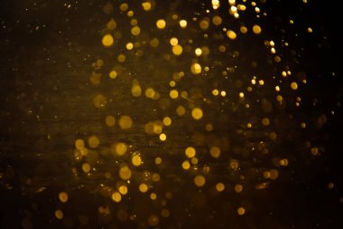 Görünür altın noktalı bulanık fotoğraf ışıl ışıl parlıyor. Lüks ve zevki gösteren bir duvar kağıdı olarak kullanılabilecek kadar lüks görünüyor..