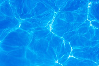 Işık yüzme havuzundaki suda maviyi yansıtıyor. Taze ve canlı görünüyor. Duvar kağıdı arka planı olarak kullanılabilir.