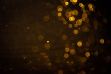 Görünür altın noktalı bulanık fotoğraf ışıl ışıl parlıyor. Lüks ve zevki gösteren bir duvar kağıdı olarak kullanılabilecek kadar lüks görünüyor..