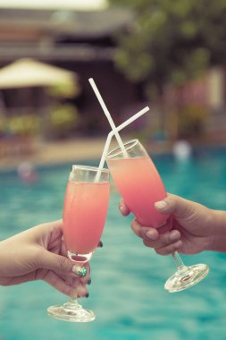Kutlama toplantısı için havuzda kokteyl partisi.