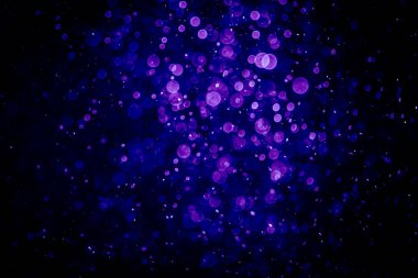 Mor menekşe ve mavi noktalı bulanık fotoğraf. Parlak, parlak bir görünüş. Duvar kağıdı olarak kullanılabilecek kadar lüks.