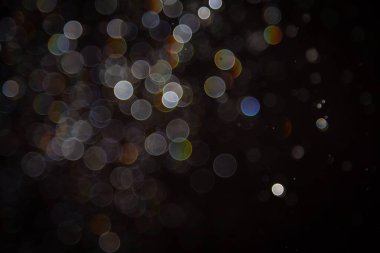 Altın ışıklı lüks Bokeh ve siyah arka planda parlak gökkuşağı kıvrımı