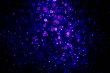 Mor menekşe ve mavi noktalı bulanık fotoğraf. Parlak, parlak bir görünüş. Duvar kağıdı olarak kullanılabilecek kadar lüks.