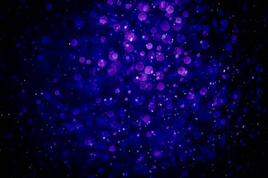 Mor menekşe ve mavi noktalı bulanık fotoğraf. Parlak, parlak bir görünüş. Duvar kağıdı olarak kullanılabilecek kadar lüks.