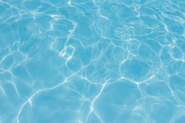 Işık yüzme havuzundaki suda maviyi yansıtıyor. Taze ve canlı görünüyor. Duvar kağıdı arka planı olarak kullanılabilir.