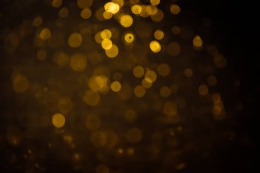 Görünür altın noktalı bulanık fotoğraf ışıl ışıl parlıyor. Lüks ve zevki gösteren bir duvar kağıdı olarak kullanılabilecek kadar lüks görünüyor..