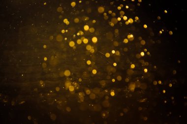 Görünür altın noktalı bulanık fotoğraf ışıl ışıl parlıyor. Lüks ve zevki gösteren bir duvar kağıdı olarak kullanılabilecek kadar lüks görünüyor..