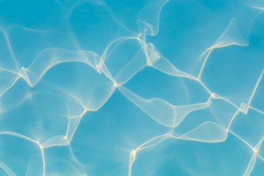 Güneşi yansıtan mavi havuz suyu