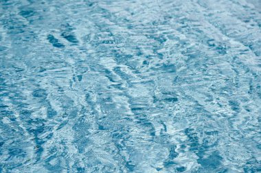Yüzme havuzunda soyut mavi renk su dalgası arkaplan için saf doğal girdap desen dokusu kullanımı