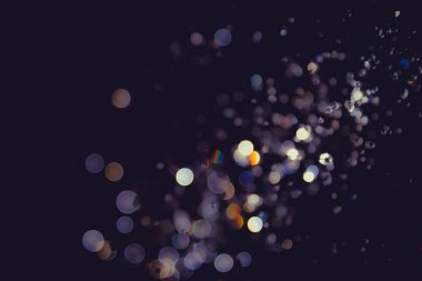 Defocus bulanık bokeh simli siyah arkaplanda altın rengi bir ton