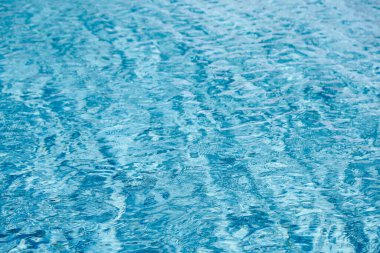Yüzme havuzunda soyut mavi renk su dalgası arkaplan için saf doğal girdap desen dokusu kullanımı