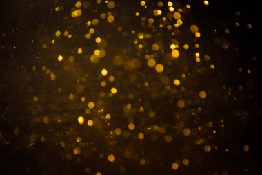 Görünür altın noktalı bulanık fotoğraf ışıl ışıl parlıyor. Lüks ve zevki gösteren bir duvar kağıdı olarak kullanılabilecek kadar lüks görünüyor..