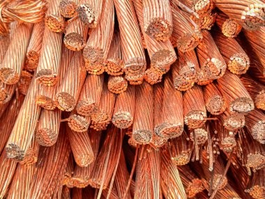 Yıpranmış bakır kabloların yakın plan çekimlerinde iplikler ve oksitlenme görülüyor..