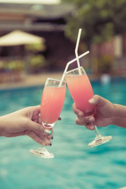 Kutlama toplantısı için havuzda kokteyl partisi.