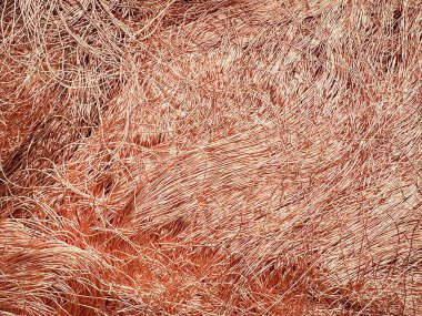 Yoğun bir ağ oluşturan karmaşık bakır tel talaşlarının makro görünümü.