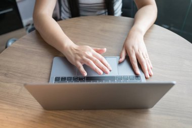 Ev bilgisayarında çalışırken müşterilerle sohbet yazarken ev ofisinde internet üzerinden iletişim kurmak, evden uzaktan öğrenme işi kavramı