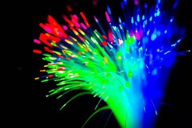 Siyah arkaplanda iletişim teknolojisi ağı için bulanık ışık fiber optikleri kapat