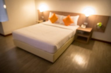 2 turuncu yastıklı, modern ve minimalist dekorlu bir otel odası görüntüsü bulanık. Yatak yumuşak, temiz, iyi atmosfer, rahat uyku..