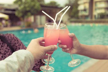 Kutlama toplantısı için havuzda kokteyl partisi.