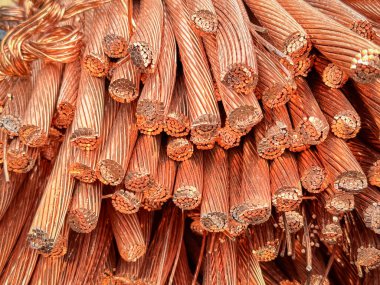 Yıpranmış bakır kabloların yakın plan çekimlerinde iplikler ve oksitlenme görülüyor..