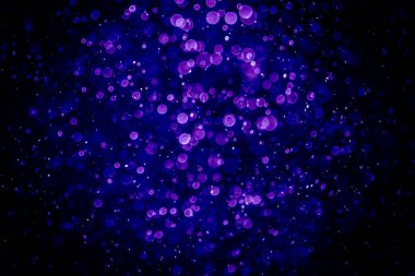 Mor menekşe ve mavi noktalı bulanık fotoğraf. Parlak, parlak bir görünüş. Duvar kağıdı olarak kullanılabilecek kadar lüks.