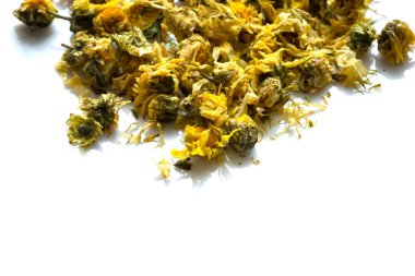 Kurutulmuş Kasımpatı 'nın yakınında, bitki genellikle sağlık içeceği olarak kullanılır. beyaz arkaplanda izole