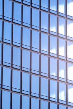 İş bölgesindeki modern binanın içeri ışık girmesi için cam pencereleri var. Isı koruması, güç tüketimini azaltma