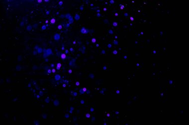 Siyah arkaplan ile soyut mavi su bokeh