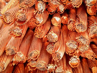 Yıpranmış bakır kabloların yakın plan çekimlerinde iplikler ve oksitlenme görülüyor..