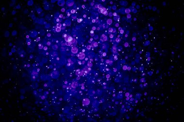 Mor menekşe ve mavi noktalı bulanık fotoğraf. Parlak, parlak bir görünüş. Duvar kağıdı olarak kullanılabilecek kadar lüks.