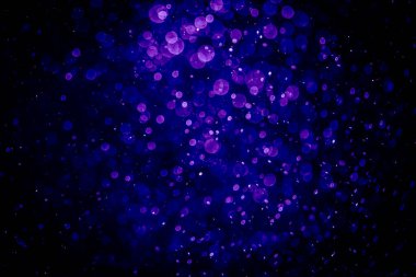 Mor menekşe ve mavi noktalı bulanık fotoğraf. Parlak, parlak bir görünüş. Duvar kağıdı olarak kullanılabilecek kadar lüks.