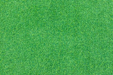Detaylı deseni ve canlı rengi olan yemyeşil yapay çimenlere yakın çekim