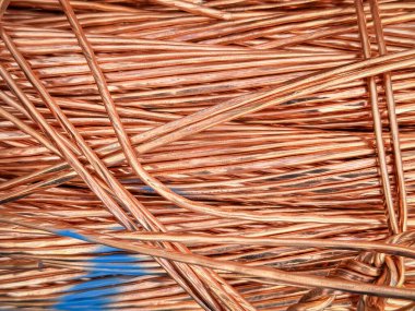Karışık bakır kablolar karmaşık kıvrımlar ve yansıtıcı dokular sergiliyor.