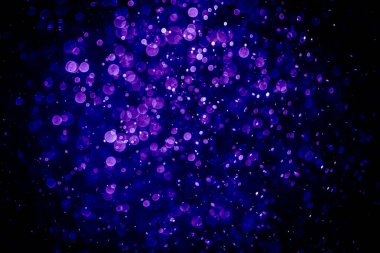 Mor menekşe ve mavi noktalı bulanık fotoğraf. Parlak, parlak bir görünüş. Duvar kağıdı olarak kullanılabilecek kadar lüks.