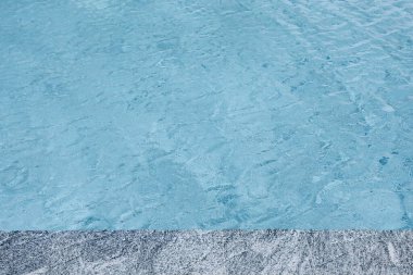 Yüzme havuzunda soyut mavi renk su dalgası arkaplan için saf doğal girdap desen dokusu kullanımı