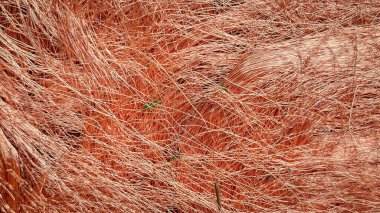 Yoğun bir ağ oluşturan karmaşık bakır tel talaşlarının makro görünümü.