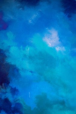 Mavi, mor ve yeşil renklerin dokulu görünümlü bir karışımını içeren soyut fırça darbesi resmi.